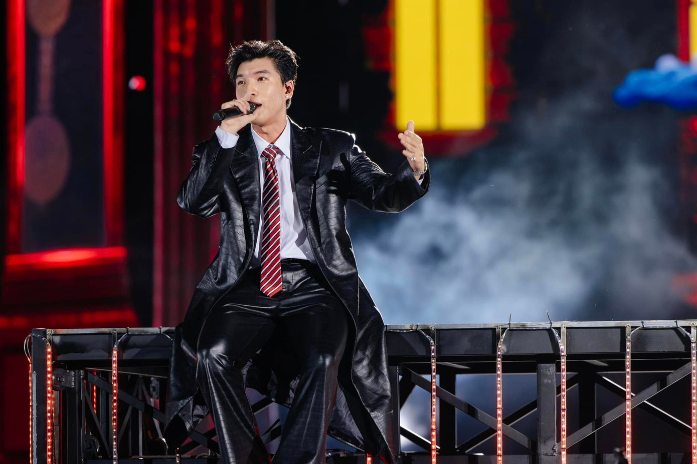 HIEUTHUHAI hóa &quot;thám tử&quot; đi tìm tình yêu. - Ảnh: 8Wonder.