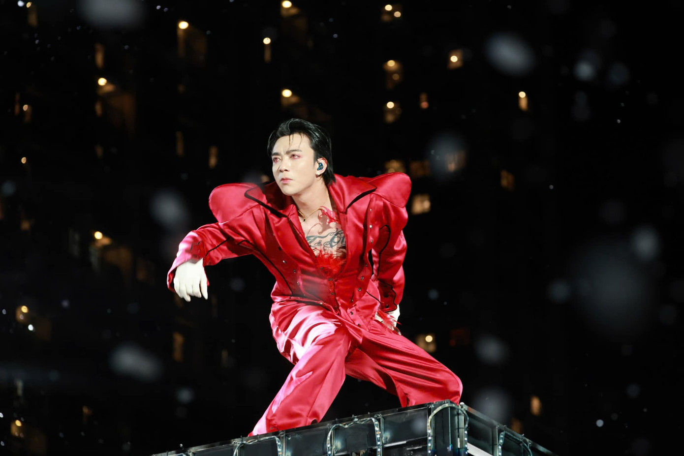 Một fan hài hước bình luận: &quot;Xin lỗi Sibun nhưng mà nhìn tấm này nhạc Tây Du Ký chạy trong đầu em, thấy như đứng trước Hoa Quả Sơn vậy đó&quot;.