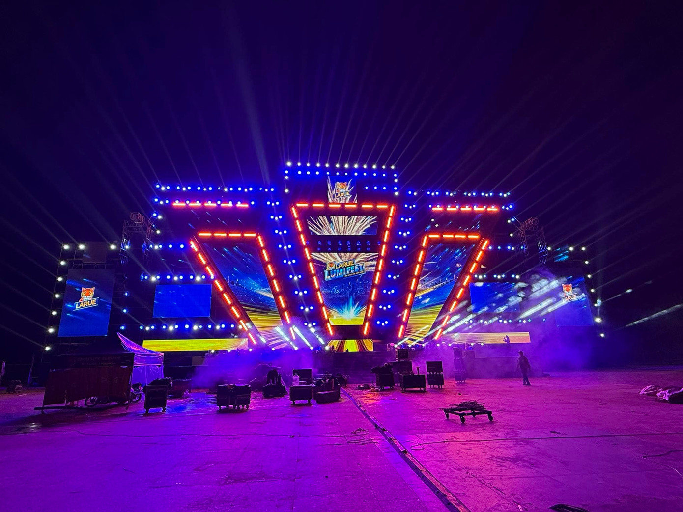 Larue Lumifest sẽ diễn ra vào ngày 31/12 tại công viên Biển Đông, TP Đà Nẵng, với sự góp mặt của các ca sĩ đình đám như Đức Phúc và Hà Nhi...