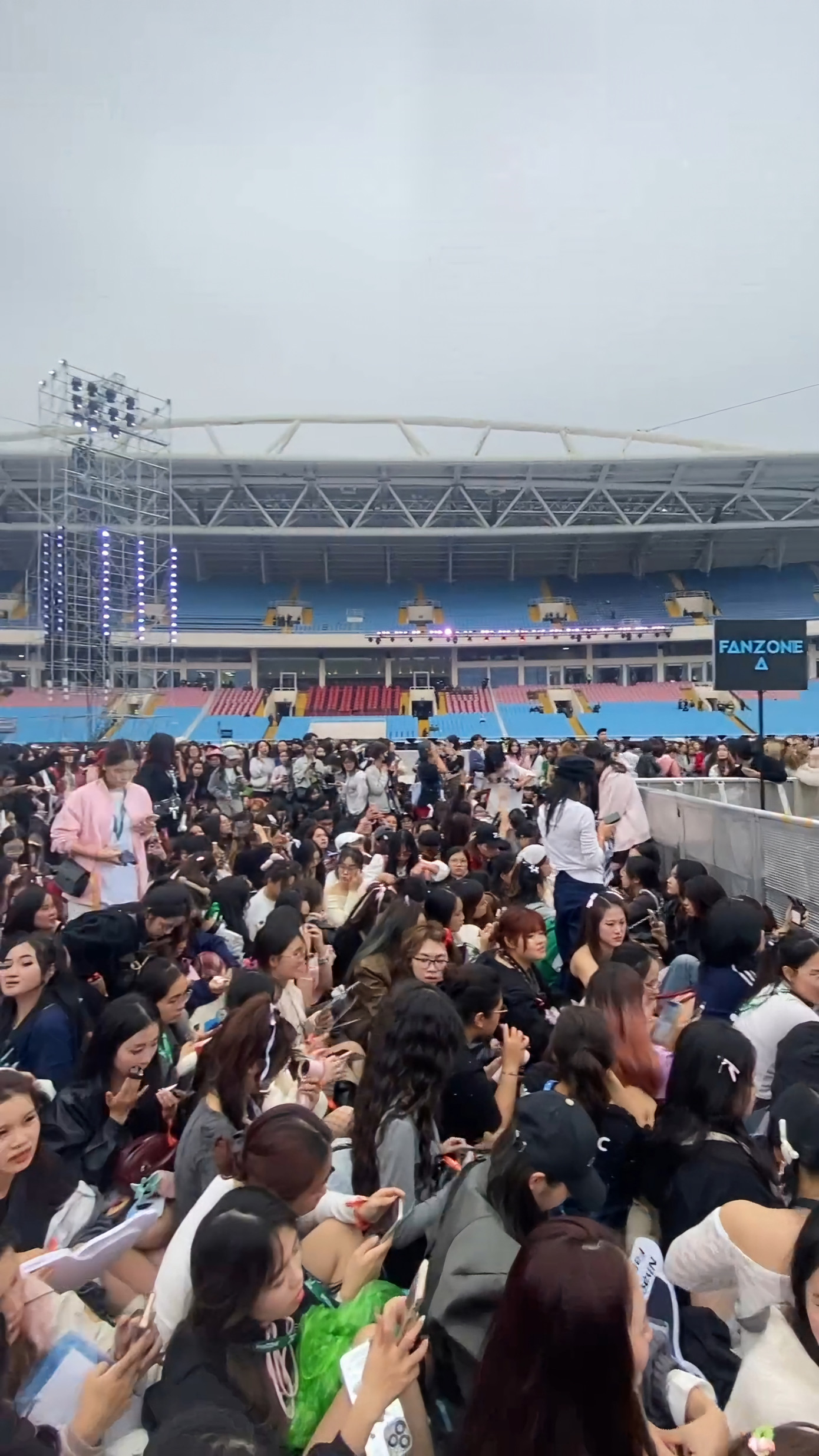 Hình ảnh tại khu vực Fanzone A cùng những "vận động viên" về đích. - Ảnh: zungahh. Hình ảnh tại khu vực Fanzone A cùng những "vận động viên" về đích. - Ảnh: zungahh.