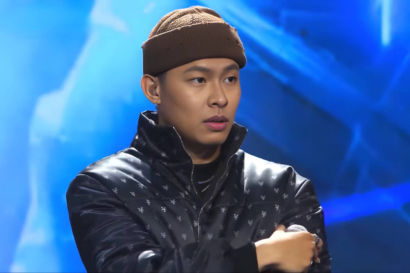 Được khán giả chú ý sau Rap Việt 2023, HURRYKNG dần thay đổi và tại Anh Trai "Say Hi", một HURRYKNG với nhan sắc thăng hạng xuất hiện khiến khán giả bất ngờ. Được khán giả chú ý sau Rap Việt 2023, HURRYKNG dần thay đổi và tại Anh Trai "Say Hi", một HURRYKNG với nhan sắc thăng hạng xuất hiện khiến khán giả bất ngờ.