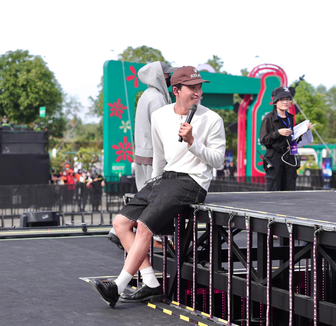 Hình ảnh rạng rỡ của HIEUTHUHAI khiến fan "nạp năng lượng". - Ảnh: 8wonder. Hình ảnh rạng rỡ của HIEUTHUHAI khiến fan "nạp năng lượng". - Ảnh: 8wonder.