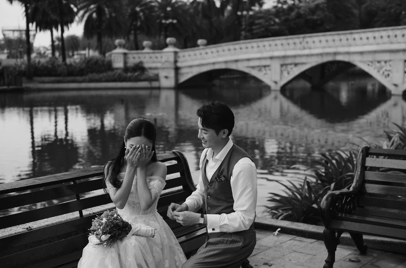 Hình ảnh cặp đôi nhận được sự chúc phúc của nhiều người.