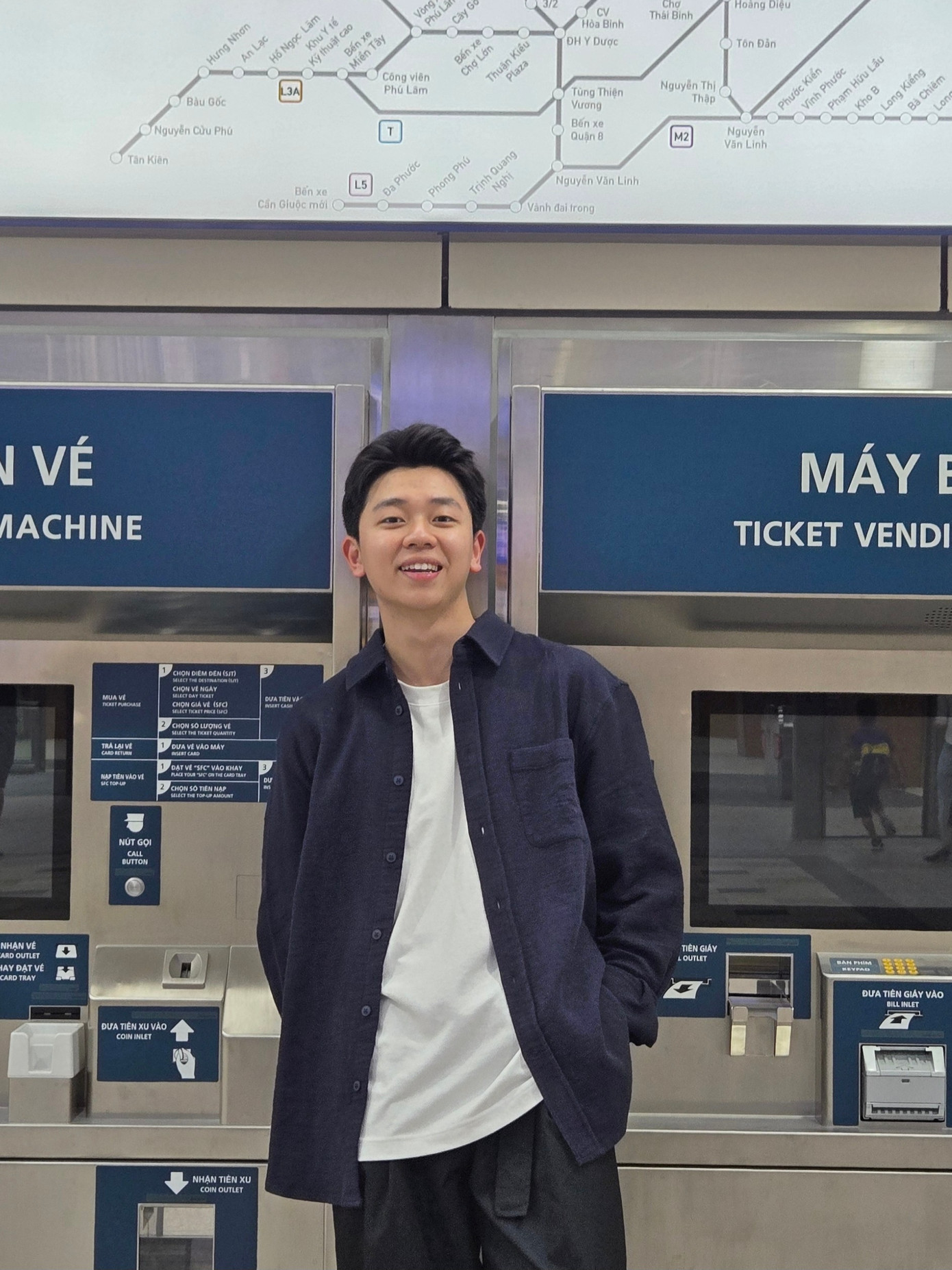 Đối lập giữa khung cảnh đông đúc là nụ cười của Hà Còi khiến dân tình xôn xao, biến tuyến metro vốn đã &quot;nóng&quot; lại càng thêm &quot;cuốn&quot;. - Ảnh: Hacoi1711.