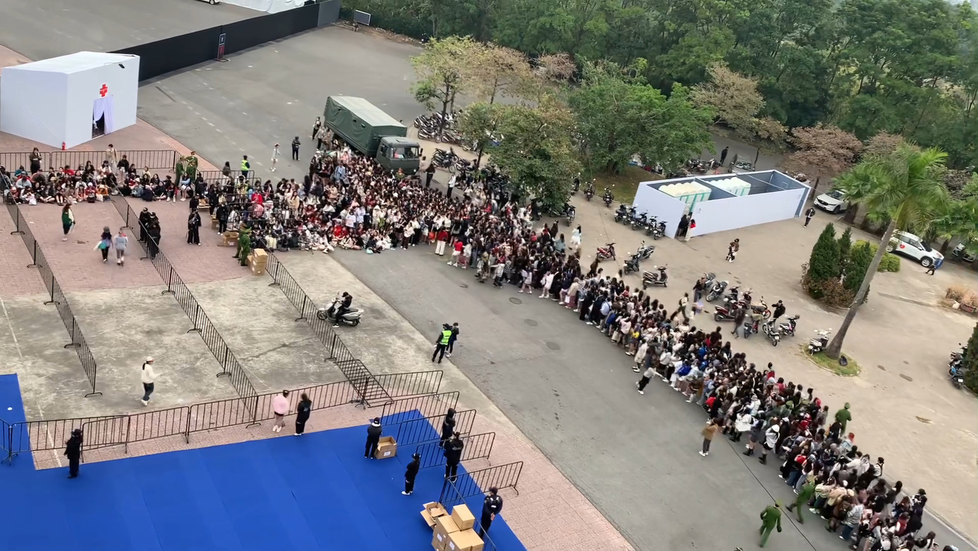 Dòng người xếp hàng chuẩn bị cho đêm concert Anh Trai "Say Hi" D-3. Dòng người xếp hàng chuẩn bị cho đêm concert Anh Trai "Say Hi" D-3.