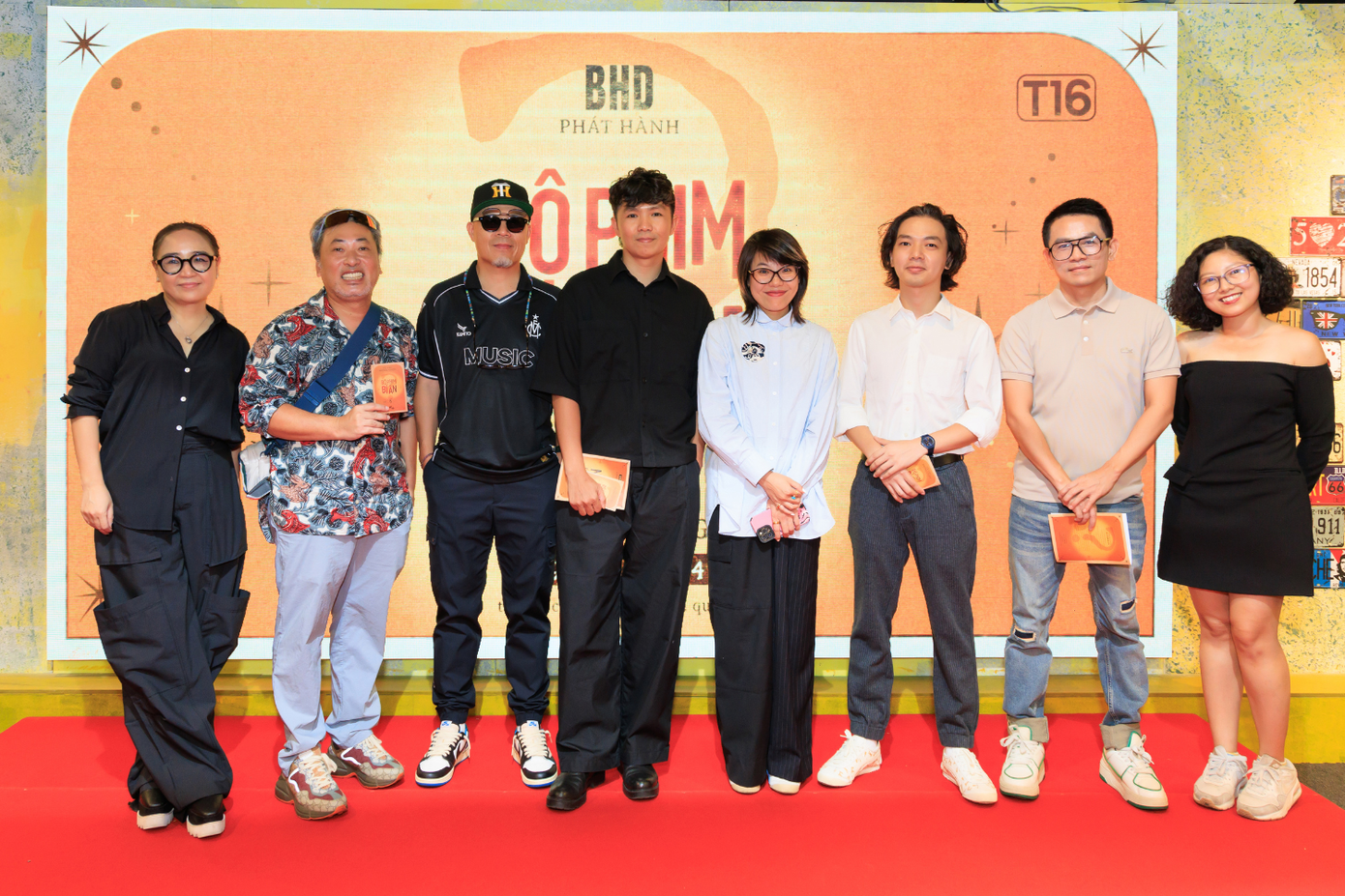 Đạo diễn Nguyễn Quang Dũng và nhạc sĩ Huy Tuấn cũng xuất hiện tại Bộ Phim Bí Ẩn. Đạo diễn Nguyễn Quang Dũng và nhạc sĩ Huy Tuấn cũng xuất hiện tại Bộ Phim Bí Ẩn.