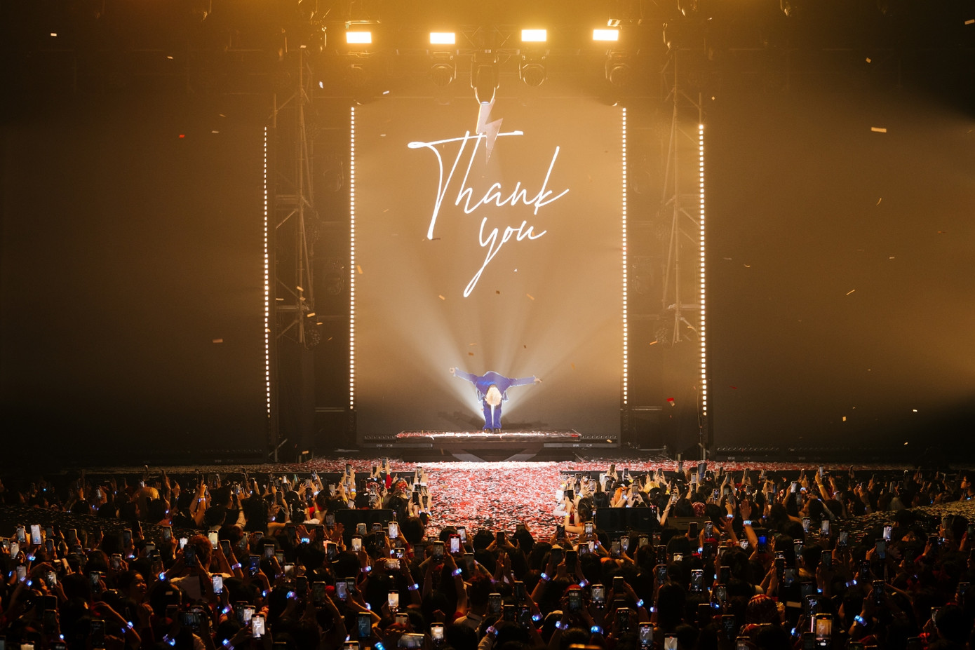 Hành động cúi gập người cảm ơn của RHYDER khiến nhiều fan xúc động.