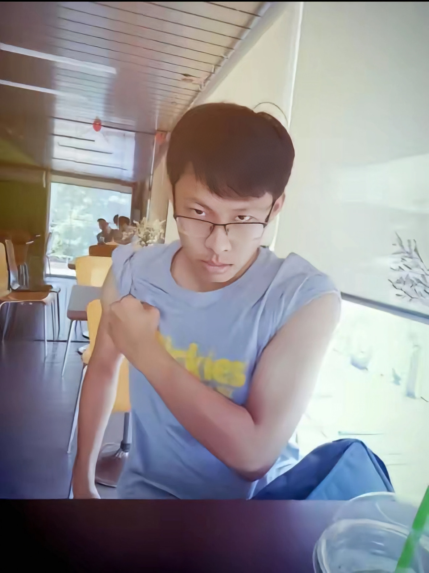 "Mấy bà đứng có nói ổng có nét mà chưa trổ mã như bây giờ thôi", một fan chia sẻ về tấm ảnh ngày xưa của HURRYKNG. - Ảnh: Internet. "Mấy bà đứng có nói ổng có nét mà chưa trổ mã như bây giờ thôi", một fan chia sẻ về tấm ảnh ngày xưa của HURRYKNG. - Ảnh: Internet.