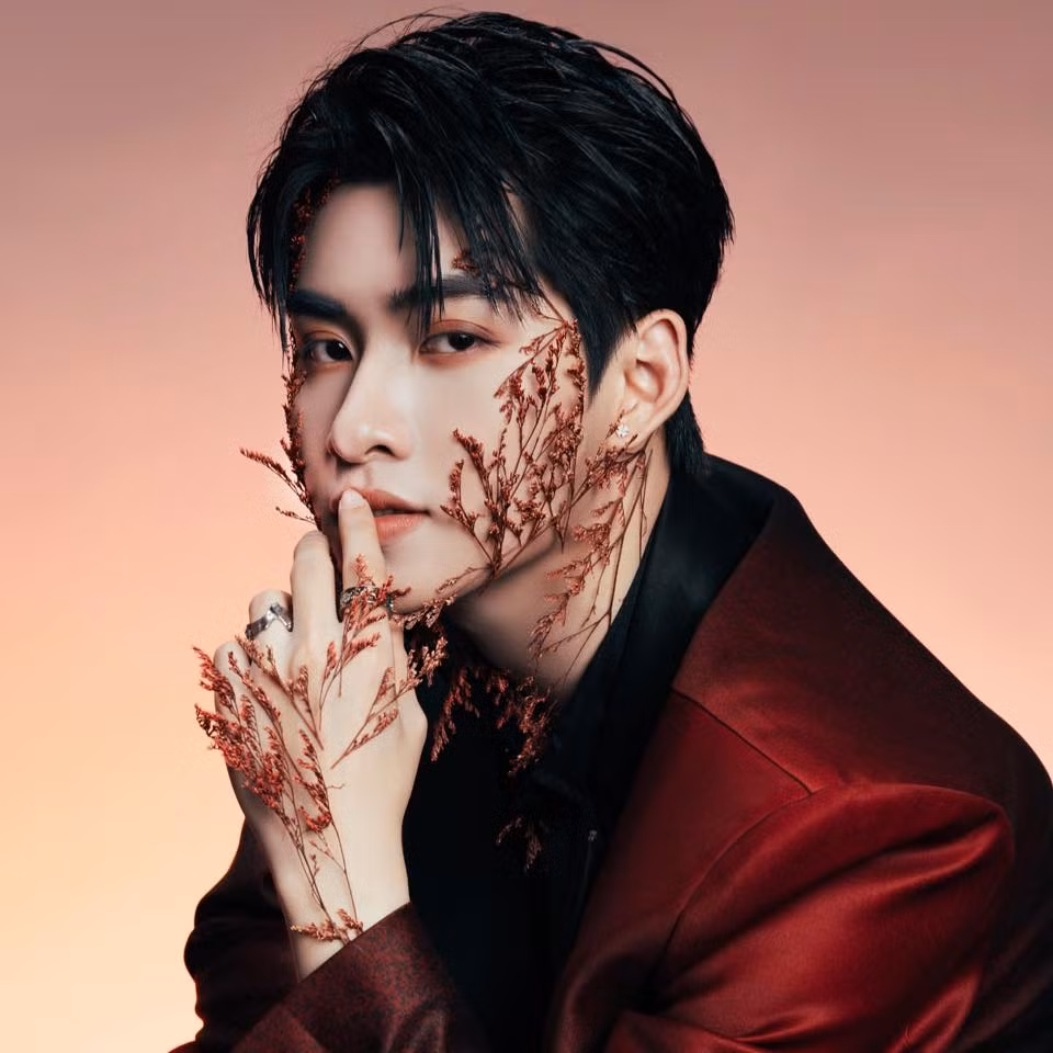 Ca khúc debut của Hùng Huỳnh bất ngờ "vươn tầm quốc tế" theo cách không ai mong muốn. - Ảnh: FBNV. Ca khúc debut của Hùng Huỳnh bất ngờ "vươn tầm quốc tế" theo cách không ai mong muốn. - Ảnh: FBNV.