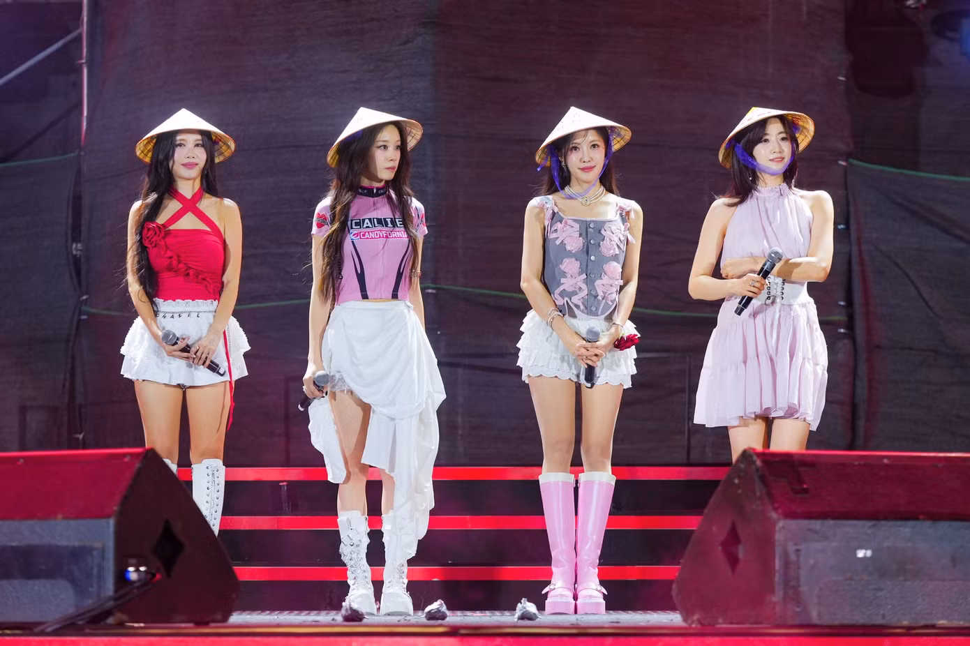 Hình ảnh T-Ara đội nón lá tại đêm diễn 23/11 vừa qua. - Ảnh: Fanpage Vincom.