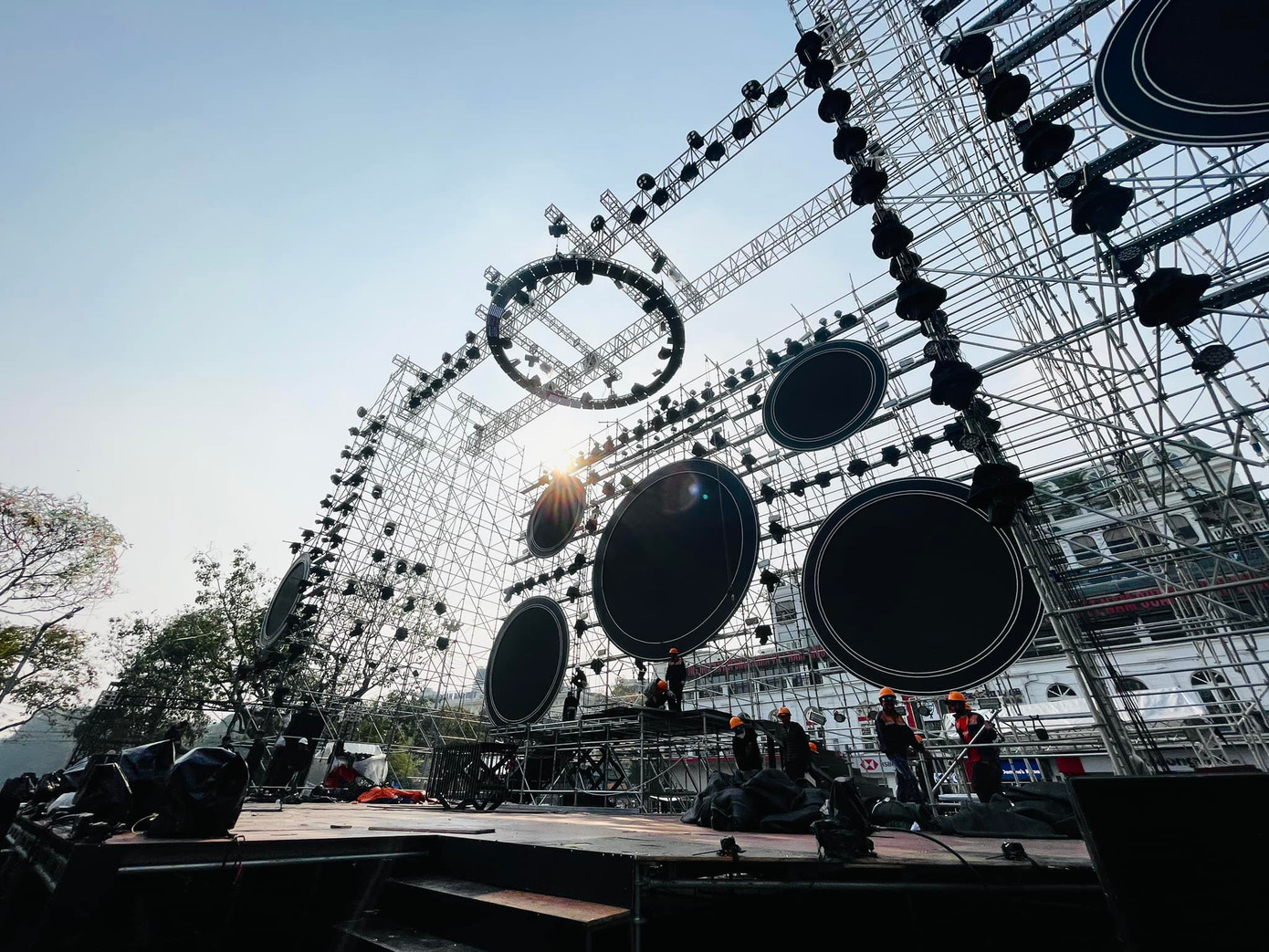 Sân khấu Herbalife Countdown Party 2025 hoành tráng chuẩn bị cho đêm giao thừa. Ảnh: Herbalife.