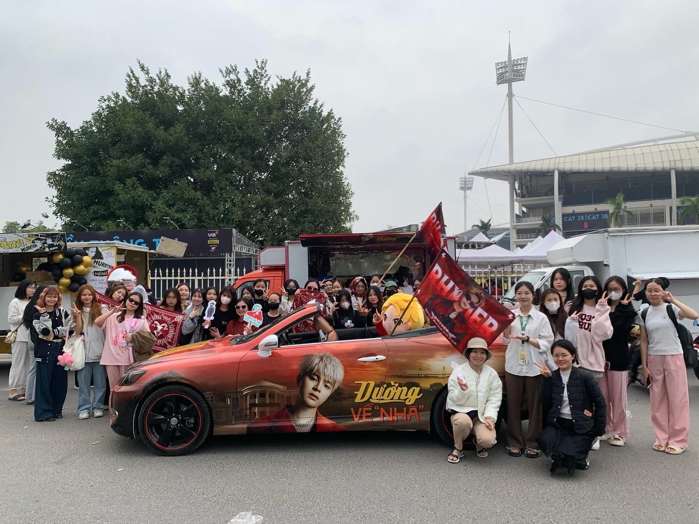 Hình ảnh của RHYDER được "phủ sóng" khiến người hâm mộ tự hào. - Ảnh: flashteam.hanoi. Hình ảnh của RHYDER được "phủ sóng" khiến người hâm mộ tự hào. - Ảnh: flashteam.hanoi.