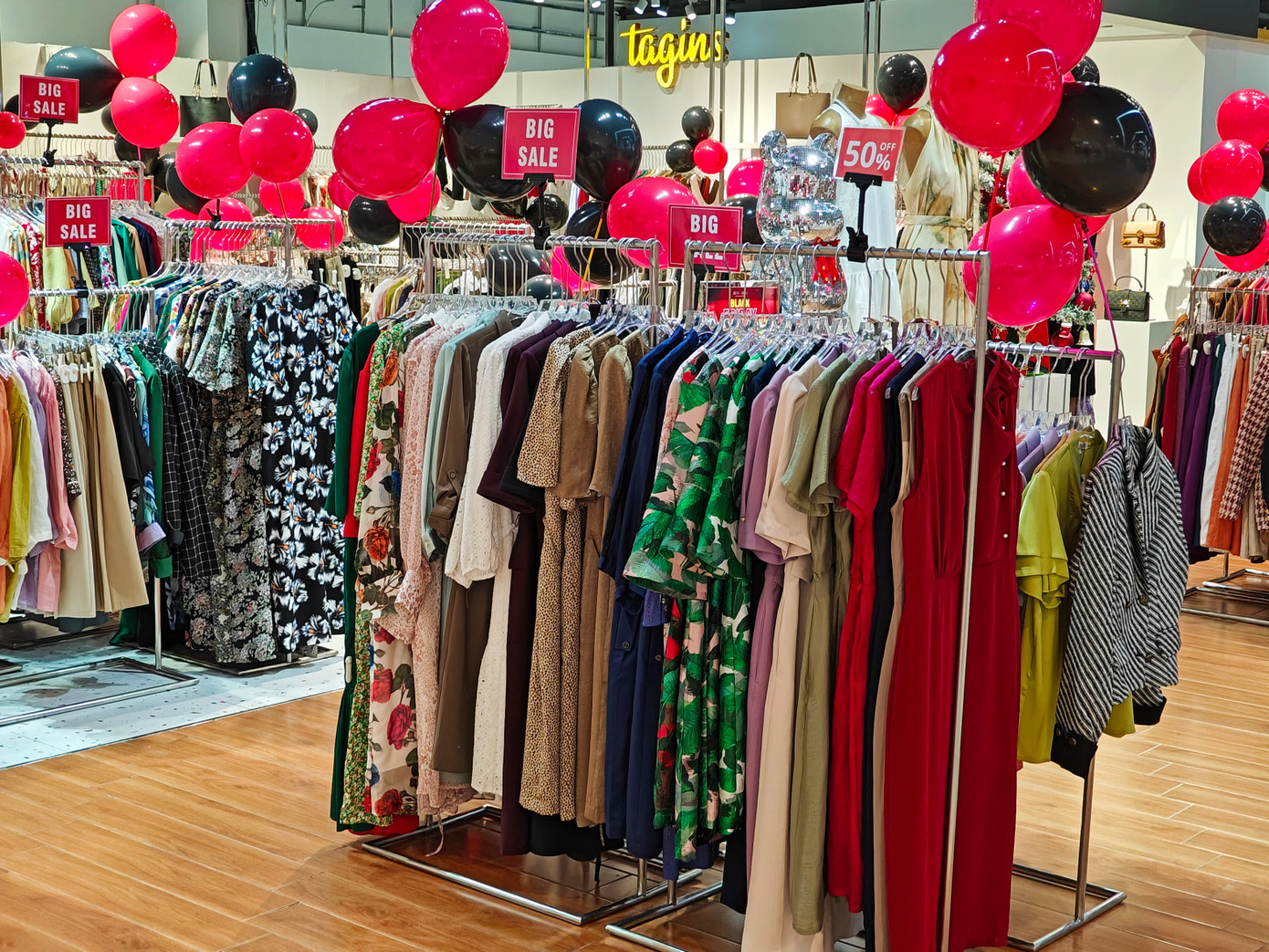 Các cửa hàng lên bảng "big sale" để chuẩn bị cho mùa Black Friday.