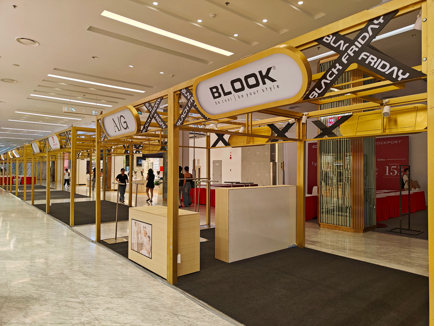 Các gian hàng được chuẩn bị cho ngày "siêu sale".