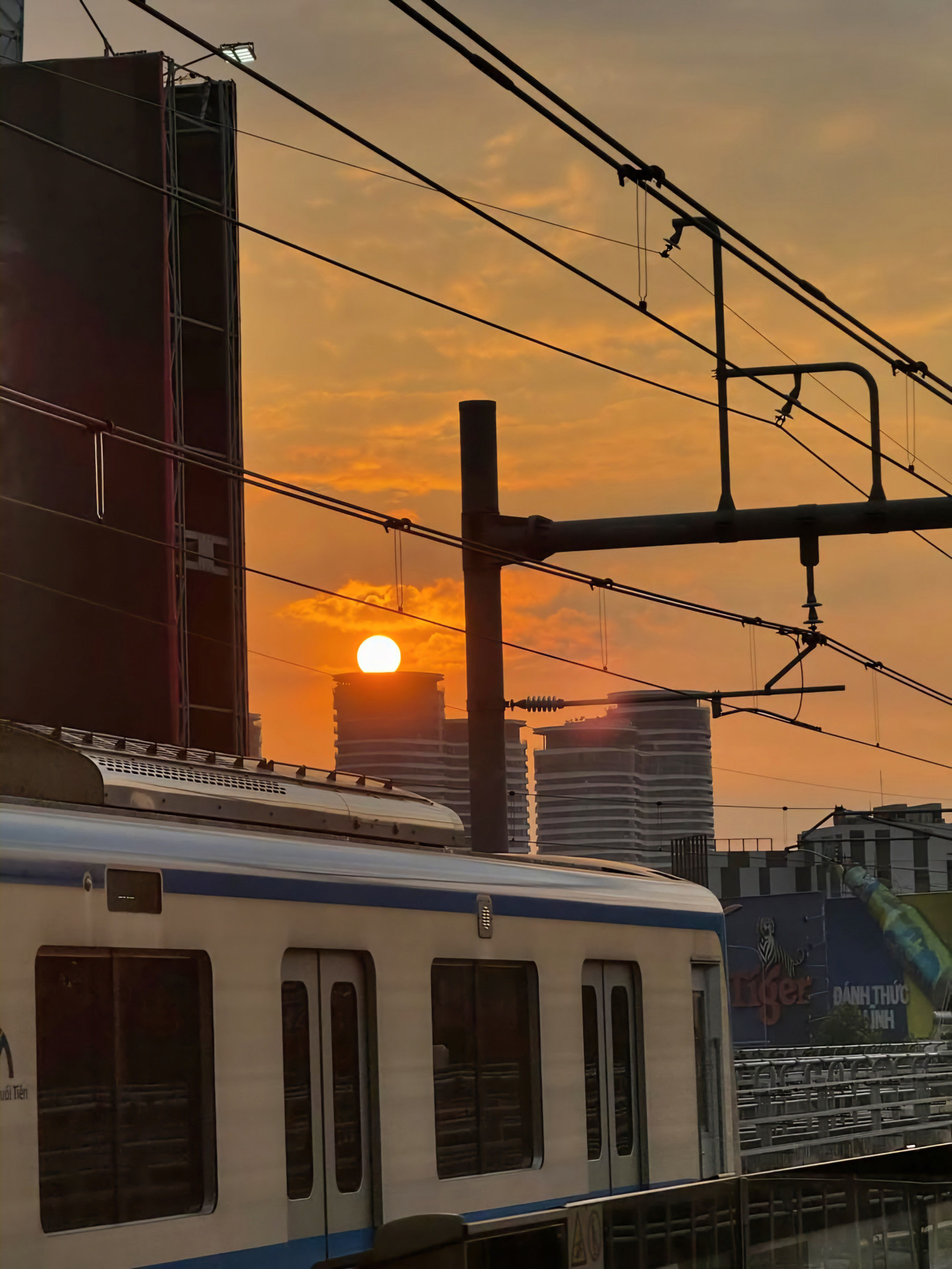 Đây cũng là địa điểm lý tưởng để các "chill guy" yêu thích ghi lại những tấm ảnh hoàng hôn đầy cảm xúc. - Ảnh: Phuonganhh_193 Đây cũng là địa điểm lý tưởng để các "chill guy" yêu thích ghi lại những tấm ảnh hoàng hôn đầy cảm xúc. - Ảnh: Phuonganhh_193