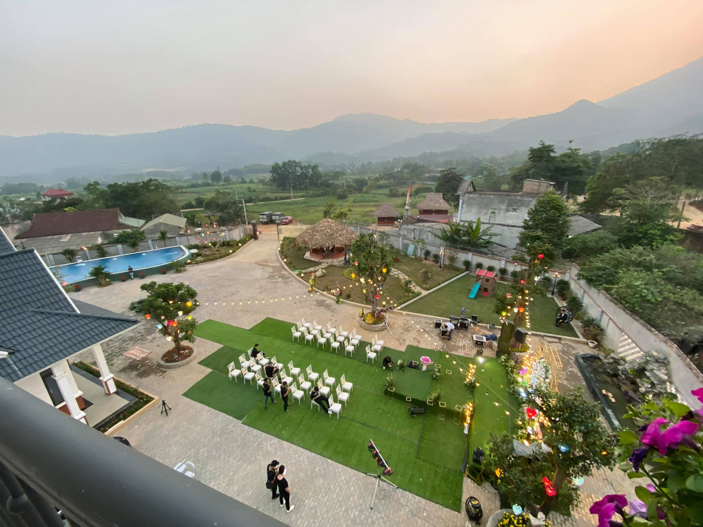 Khoảng sân rộng có thể tổ chức các trò chơi cùng dàn "anh trai" - Ảnh: FBNV.