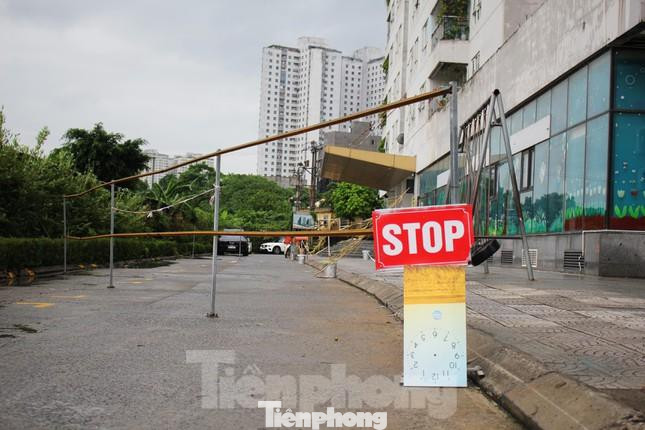 Con đường trước tòa CT1 là đường tạm chủ đầu tư thuê đất của người dân để làm khi thi công dự án chung cư Viện 103 bị rào chắn.