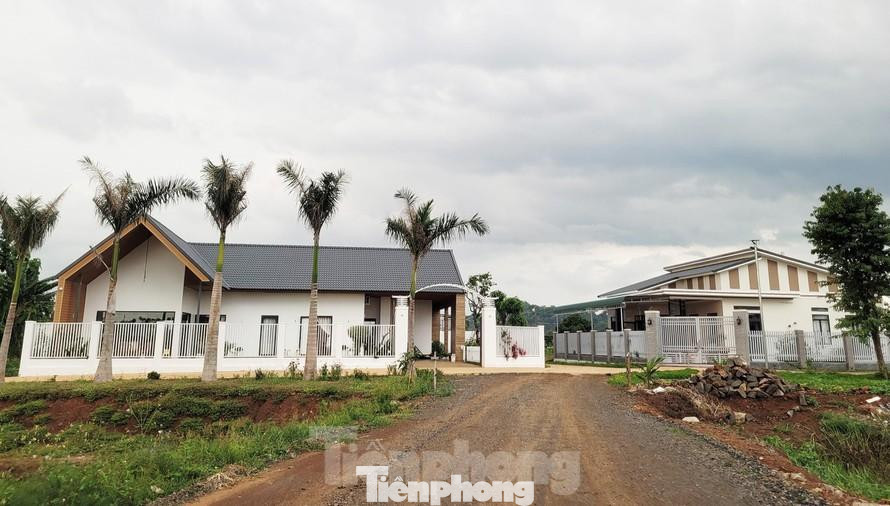 Hai căn nhà này đều xây dựng trái phép, trong đó có căn của ông Trịnh Ngọc Nê (bìa trái)