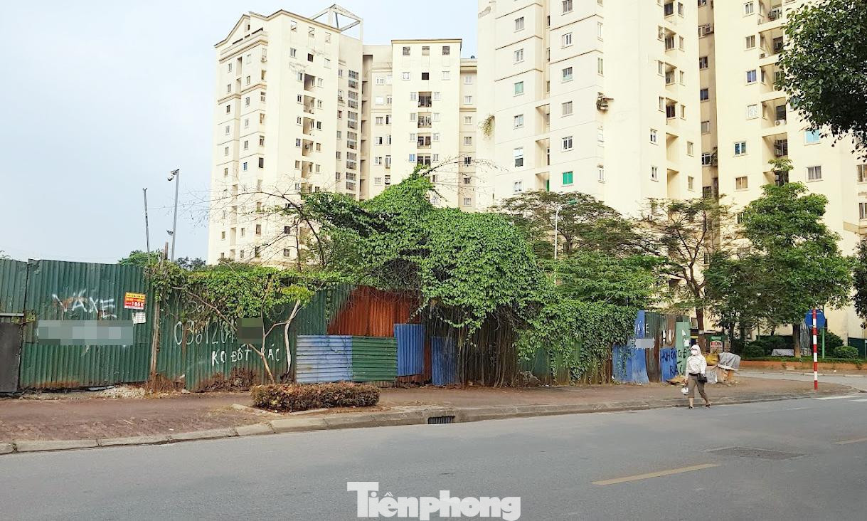 Trên địa bàn TP Hà Nội có gần 300 dự án chậm triển khai, vi phạm Luật Đất đai. Trong đó, có tình trạng chủ đầu tư cố ý sử dụng đất sai mục đích hoặc cố tình chây ỳ triển khai dự án. Trên địa bàn TP Hà Nội có gần 300 dự án chậm triển khai, vi phạm Luật Đất đai. Trong đó, có tình trạng chủ đầu tư cố ý sử dụng đất sai mục đích hoặc cố tình chây ỳ triển khai dự án.