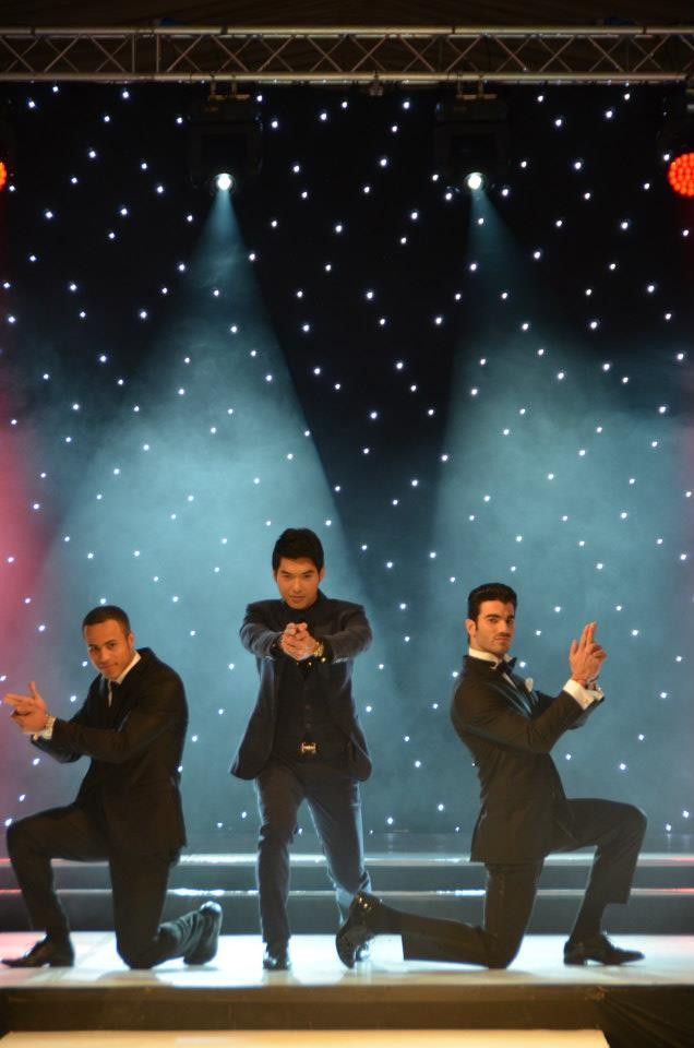 Màn xuất hiện đầu tiên của các Mr World mang đặc trưng Ăng lê khi các thí sinh tái hiện các hoạt động giới thiệu hình tượng của mình qua hóa thân của các điệp viên 007 - James Bond. Trang phục thanh lịch, gương mặt lạnh lùng, màn ra mắt đầu tiên để chào đón khán giả khắp thế giới thật ấn tượng. Sau màn chào hỏi hấp dẫn đó, những cuộc tranh tài bắt đầu.