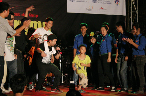Krumper nhỏ tuổi nhất tham gia biểu diễn sau khi được học những động tác cơ bản