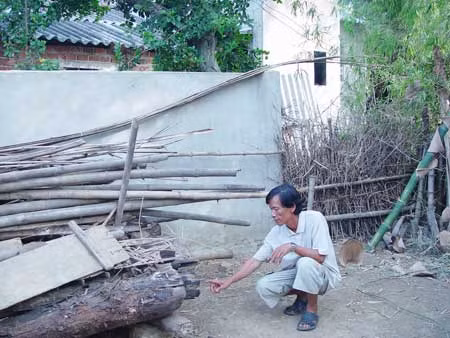 Ông Hoàng chỉ địa điểm vụ cháy đống rơm, đống củi sát chuồng lợn và hầm biôga