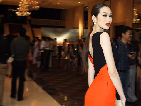 Phong cách của người đẹp nổi bật trong buổi tiệc đêm. Phong cách của người đẹp nổi bật trong buổi tiệc đêm
