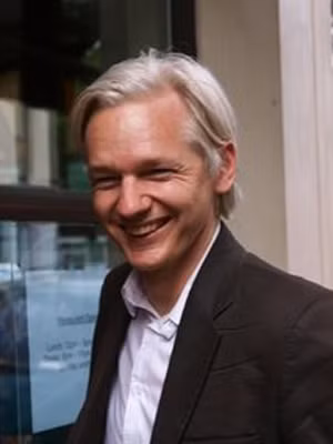 Tổng biên tập trang tin điện tử WikiLeaks, Julian Assange . Ảnh: AP Tổng biên tập trang tin điện tử WikiLeaks, Julian Assange