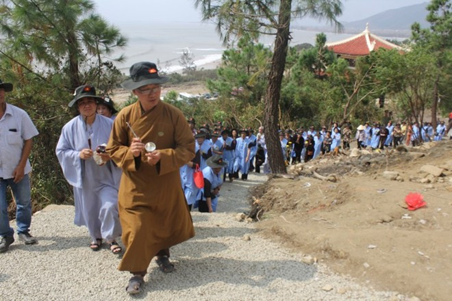 Lúc này là gần 10h, dòng người kéo về mỗi ngày một đông 