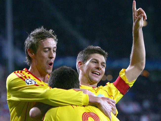 Liverpool đặt một chân tại bán kết