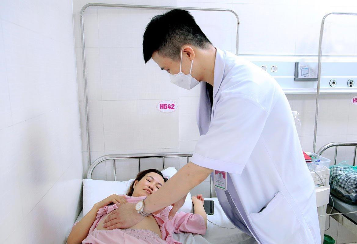 BS thăm khám cho chị H sau ca khâu vòng tử cung giữ thai nhi an toàn. Ảnh: BS cung cấp