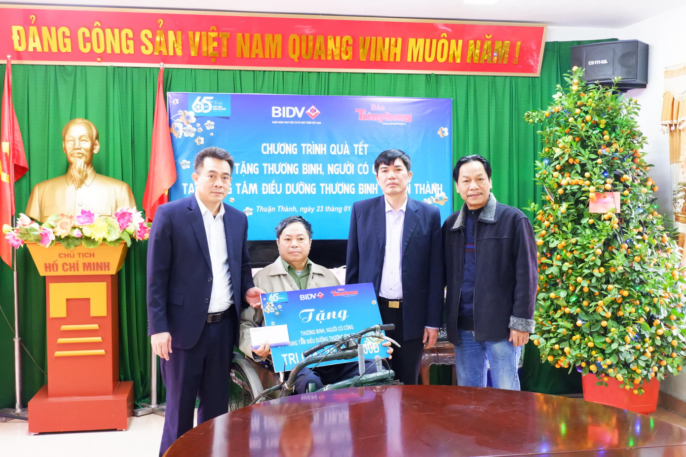 Điểm đầu tiên đoàn đến thăm và chúc Tết là Trung tâm Điều dưỡng thương binh Thuận Thành (Cơ sở điều dưỡng thương binh nặng, thuộc Bộ Lao động-Thương binh và Xã hội). Hiện Trung tâm đang điều dưỡng tập trung 94 thương binh nặng ở các tỉnh thành phía Bắc, chủ yếu gặp các di chứng về chấn thương cột sống. Tại cuộc thăm hỏi chúc Tết, BIDV tỉnh Bắc Ninh đã trao tặng 30 triệu đồng cho Trung tâm.