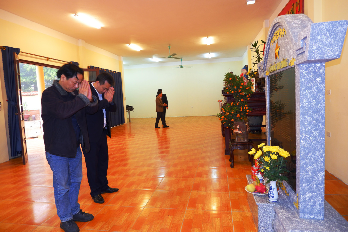 Đoàn cũng dâng hương tại nhà tưởng niệm 150 liệt sỹ là những thương binh được chăm sóc tại Trung tâm đã mất tại trung tâm từ khi thành lập đến nay.