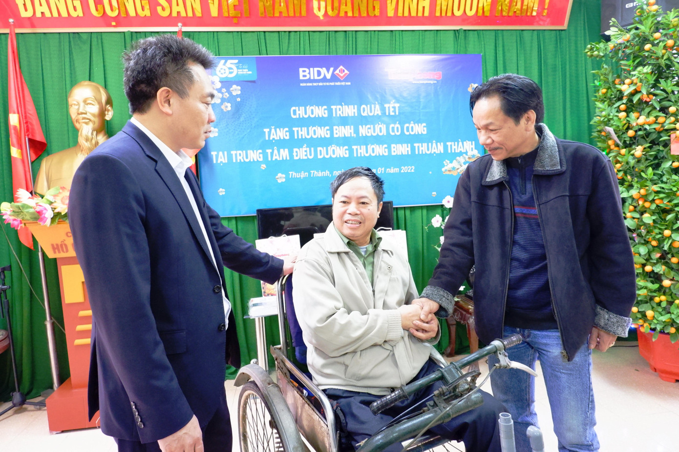 Thay mặt Hội đồng Thương binh của Trung tâm, bác Phạm Hồng Tư (67 tuổi, thương tật 91%, ở giữa) bày tỏ sự cảm kích đối với hoạt động ý nghĩa của BIDV, Báo Tiền Phong và Hội Cựu chiến binh Trung ương Đoàn.