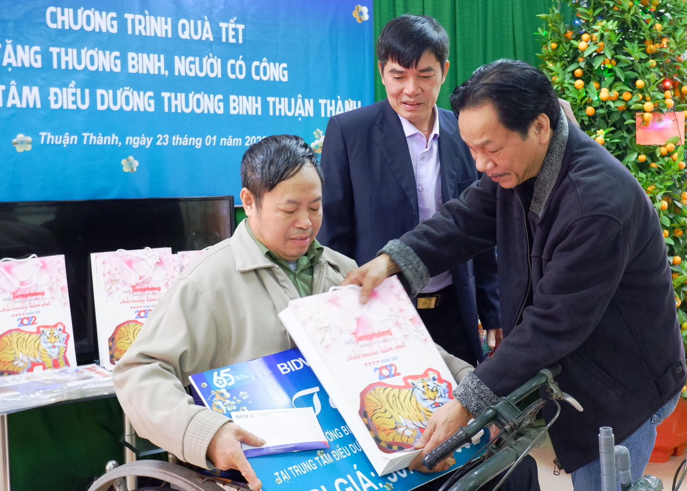 Tại buổi thăm hỏi, Phó Tổng biên tập Báo Tiền Phong Lê Minh Toản (bên phải) đã bày tỏ sự tri ân của tuổi trẻ đối với những hi sinh, mất mát, sự đóng góp to lớn của các bác thương binh. "Đảng ủy, Ban Biên tập báo Tiền Phong, Ngân hàng BIDV và Hội Cựu chiến binh Trung ương Đoàn thực hiện chương trình bằng tất cả tấm lòng chân thành nhất. Món quà nhỏ hôm nay như một sự tri ân, biết ơn. Chúng tôi cảm ơn các anh chị ở Trung tâm, như cánh tay nối dài thay mặt chúng tôi chăm sóc các bác. Xin cảm ơn sự phối hợp rất trân quý của Ngân hàng BIDV" - ông Lê Minh Toản nói.