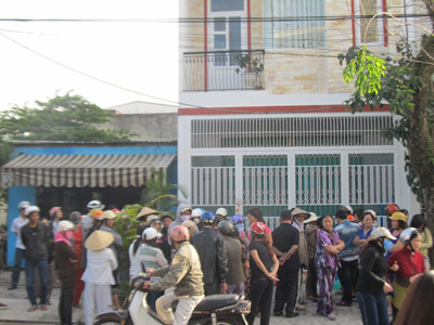  Bao vây nhà chủ hụi Trang. Ảnh: Nam Cường