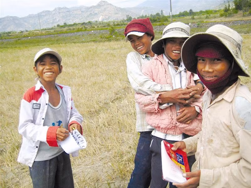 Bức ảnh “đẹp nhưng buồn” của Thạch chụp các em chăn bò mù chữ