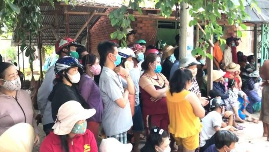 Nhiều người xem cảnh sát khám nghiệm nghiệm trường chiều 13/5. Nhiều người xem cảnh sát khám nghiệm nghiệm trường chiều 13/5.