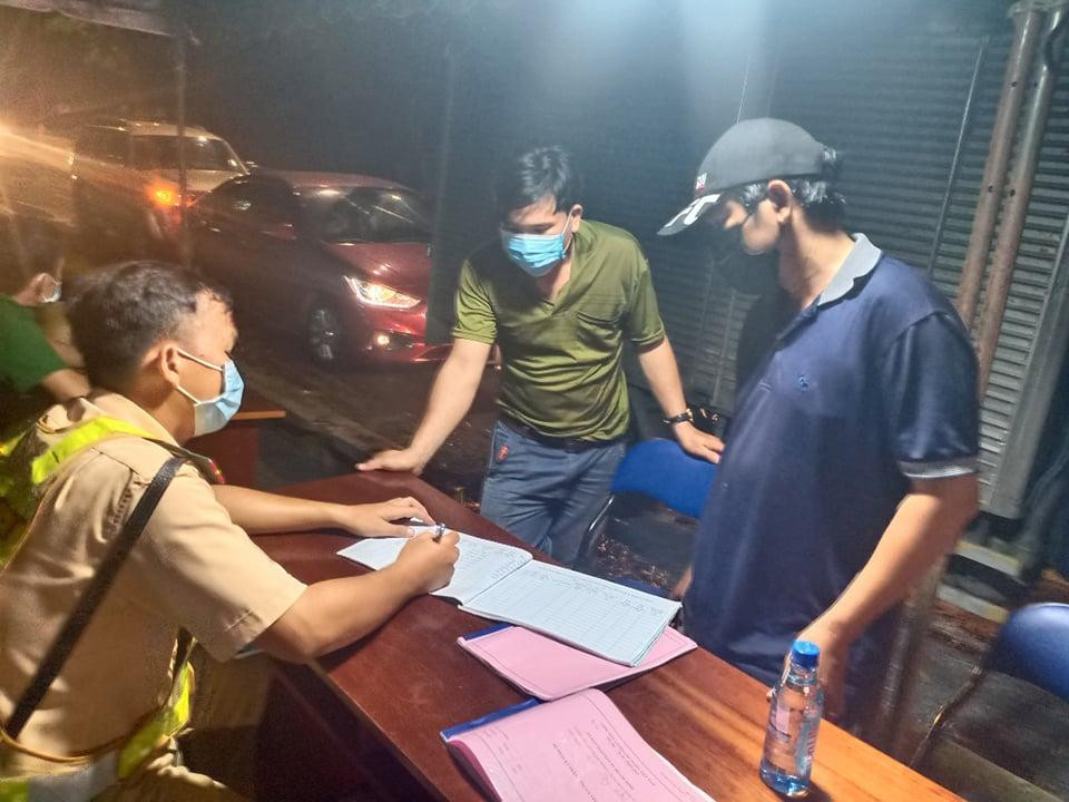 Lái xe khai báo tại chốt kiểm tra. Ảnh: Tân Châu