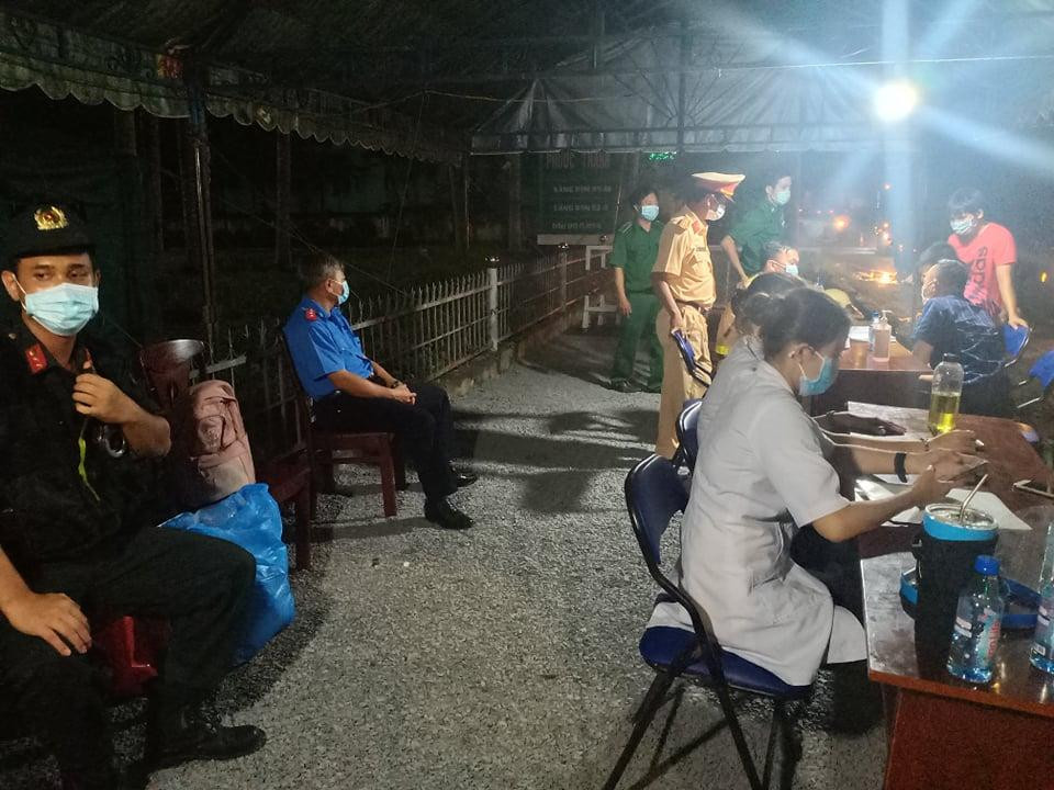 Các lực lượng chức năng tại 1 chốt kiểm tra. Ảnh: Tân Châu