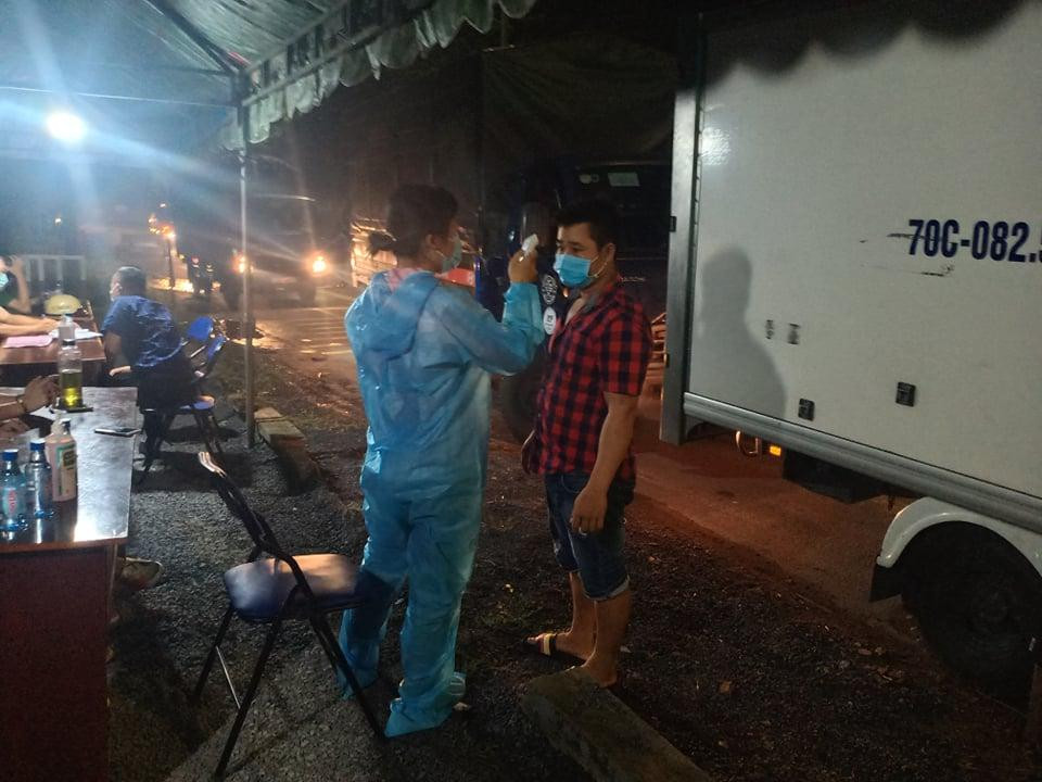 Đo thân nhiệt lái xe lúc hơn 0h ngày 15/5. Ảnh: Tân Châu