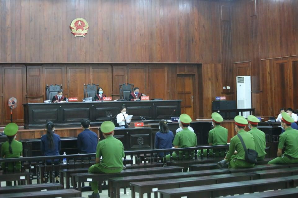 Tòa bố trí người dự tòa có khoảng cách để phòng chống dịch bệnh. Ảnh: Th.C