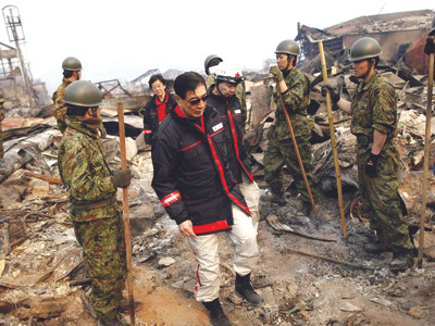 100.000 quân nhân Nhật Bản đang nỗ lực cứu hộ. Ảnh: Reuters. 100.000 quân nhân Nhật Bản đang nỗ lực cứu hộ Ảnh: Reuters