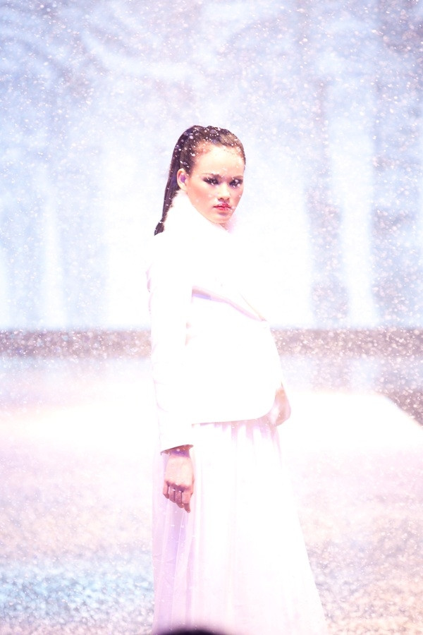 Ở màn trình diễn thứ 2, ban tổ chức cho rơi tuyết giả trên sân khấu để các thí sinh thể hiện bộ sưu tập mùa đông. Á quân VN's Next Top Model 2010 Tuyết Lan làm 
