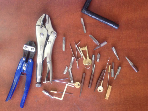 Đồ nghề bẻ khóa được thu giữ - Ảnh: Đàm Huy