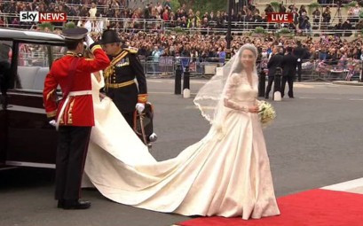 Trang Thời trang tờ Điện tín Anh cảm thán, chiếc váy cưới sang trọng, thời trang và hệt như một chiếc váy cổ tích. Chiếc váy thật thích hợp với một công nương do được kết hợp với phong cách của công chúa hiện đại thế kỉ 20 của Grace Kelly từng thiết kế cho cố công nương Diana – mẹ chồng Kate. Váy cưới không dây, lót ngực thời Victoria, khít eo và đuôi vét quét dài. Khoác phía ngoài là một chiếc áo ren thủ công. Tay áo dài, kiểu thời Trung cổ, chất liệu thân váy gồm ngà và xa-tanh trắng Chiếc váy cưới được hội tụ nhiều tính kế thừa của những chiếc váy cưới nơi Hoàng gia cũng như mang tính lịch sử riêng của nó. Nhóm học sinh trường May thêu Hoàng gia thực hiện bằng tay tại Cung điện Hampton. Kĩ năng thêu ren xuất phát từ Ai-len những năm 20 thế kỉ 19. Ren thêu hình hoa hồng, cúc đại đóa, thủy tiên, nhành lá dương xỉ. Họa tiết này được thể hiện trong đôi giày và tấm voan đội đầu của cô đâu. Đuôi voan dài 3 mét. Vương miện đội đầu Kate được sản xuất từ năm 1936 và được thừa kế lại từ Hoàng gia. Khuyên tai được kết từ kim cương hình chiếc lá sổi, niềm cảm hứng từ thành viên của gia đình Middleton, rất hợp đôi cùng chiếc vương miện. Shane Connelly thể hiện thông điệp từ những loài hoa gắn kết bó hoa cô dâu ôm, gồm nhiều loài hoa: biểu tượng cho hạnh phúc, lịch thiệp, tình yêu vĩnh hằng, chung thủy, đam mê và một cuộc sống hôn nhân tràn ngập tình yêu. Những chiếc váy phù dâu cũng do Sarah Burton (hãng Alexander McQueen) thiết kế, có kết xếp nếp bằng xa-tanh, trắng ngà, cùng chi tiết ren giống như váy cô dâu. Những chiếc váy của các bé gái xinh xắn cũng được thiết kế đầy tinh tế Kể từ lúc đôi uyên ương Will – Kate tuyên bố lễ thành hôn, các nhà thiết kế thời trang đã vào cuộc đua giành quyền sáng tạo váy cưới cho Lễ cưới hoàng gia. Sarah Burton đã chiến thắng. 35 tuổi, nhà thiết kế lừng lẫy sinh ra tại thành phố Manchester, hiện Sarah Burton đang là giám đốc sáng tạo thương hiệu Alexander McQueen hồi tháng 5 năm ngoái. Cô đã hoạt động 12 năm liên tục trong nghề. Trang Thời trang tờ Điện tín Anh cảm thán, chiếc váy cưới sang trọng, thời trang và hệt như một chiếc váy cổ tích. Chiếc váy thật thích hợp với một công nương do được kết hợp với phong cách của công chúa hiện đại thế kỉ 20 của Grace Kelly từng thiết kế cho cố công nương Diana – mẹ chồng Kate. Váy cưới không dây, lót ngực thời Victoria, khít eo và đuôi vét quét dài. Khoác phía ngoài là một chiếc áo ren thủ công. Tay áo dài, kiểu thời Trung cổ, chất liệu thân váy gồm ngà và xa-tanh trắng Chiếc váy cưới được hội tụ nhiều tính kế thừa của những chiếc váy cưới nơi Hoàng gia cũng như mang tính lịch sử riêng của nó. Nhóm học sinh trường May thêu Hoàng gia thực hiện bằng tay tại Cung điện Hampton. Kĩ năng thêu ren xuất phát từ Ai-len những năm 20 thế kỉ 19. Ren thêu hình hoa hồng, cúc đại đóa, thủy tiên, nhành lá dương xỉ. Họa tiết này được thể hiện trong đôi giày và tấm voan đội đầu của cô đâu. Đuôi voan dài 3 mét. Vương miện đội đầu Kate được sản xuất từ năm 1936 và được thừa kế lại từ Hoàng gia. Khuyên tai được kết từ kim cương hình chiếc lá sổi, niềm cảm hứng từ thành viên của gia đình Middleton, rất hợp đôi cùng chiếc vương miện. Shane Connelly thể hiện thông điệp từ những loài hoa gắn kết bó hoa cô dâu ôm, gồm nhiều loài hoa: biểu tượng cho hạnh phúc, lịch thiệp, tình yêu vĩnh hằng, chung thủy, đam mê và một cuộc sống hôn nhân tràn ngập tình yêu. Những chiếc váy phù dâu cũng do Sarah Burton (hãng Alexander McQueen) thiết kế, có kết xếp nếp bằng xa-tanh, trắng ngà, cùng chi tiết ren giống như váy cô dâu. Những chiếc váy của các bé gái xinh xắn cũng được thiết kế đầy tinh tế Kể từ lúc đôi uyên ương Will – Kate tuyên bố lễ thành hôn, các nhà thiết kế thời trang đã vào cuộc đua giành quyền sáng tạo váy cưới cho Lễ cưới hoàng gia. Sarah Burton đã chiến thắng. 35 tuổi, nhà thiết kế lừng lẫy sinh ra tại thành phố Manchester, hiện Sarah Burton đang là giám đốc sáng tạo thương hiệu Alexander McQueen hồi tháng 5 năm ngoái. Cô đã hoạt động 12 năm liên tục trong nghề.