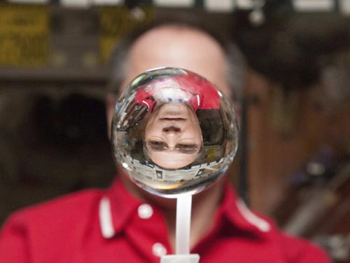 Phi hành gia NASA Kevin Ford quan sát một bong bóng nước trôi bên trong Trạm Không gian quốc tế (ISS). Ảnh: Nasa/Reuters