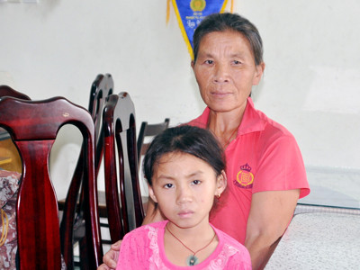 Hai mẹ con người Trung Quốc lang thang tìm chồng tại Đà Nẵng. Ảnh: CTV