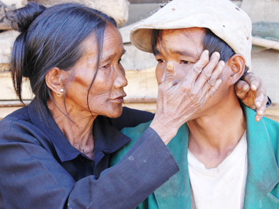 Bà Thiệu dỗ dành Thuồi trong cơn rên la vì sợ “ma rừng” bắt. Bà Thiệu dỗ dành Thuồi trong cơn rên la vì sợ “ma rừng” bắt