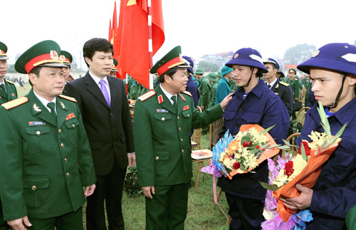 Thượng tướng Đỗ Bá Tỵ - Tổng Tham mưu trưởng Quân đội nhân dân Việt Nam và Đại tá Chu Anh Thuyên – Chỉ huy trưởng Bộ chỉ huy quân sự Hưng Yên tặng hoa, động viên các tân binh lên đường nhập ngũ